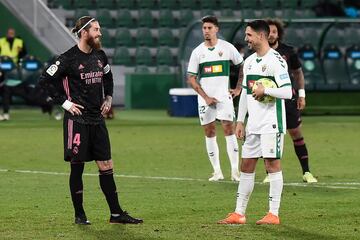 Fidel y Sergio Ramos charlan antes del lanzamiento de penalti del jugador del Elche. 