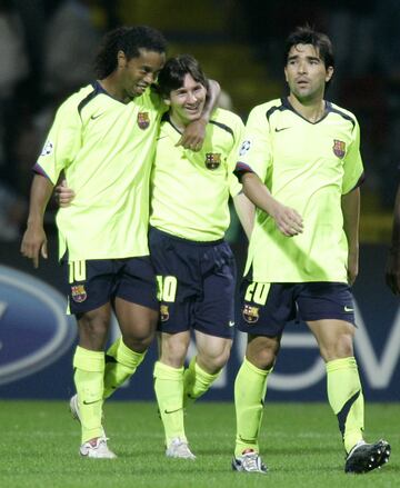 Ronaldinho abraza al argentino durante un partido de Champions League en 2005. 