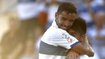 Cordero celebra con Pulgar uno de los tantos contra Barnechea en la goleada por 5-0.