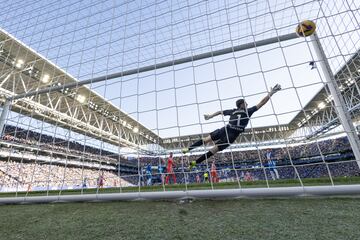 El portero del Espanyol, Joan Garca, no ha podido llegar al baln de Azpilicueta en el 0-1. 