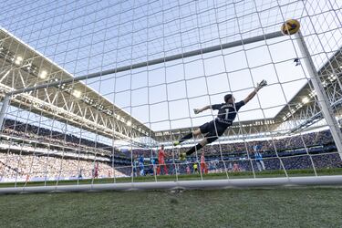 El portero del Espanyol, Joan García, no ha podido llegar al balón de Azpilicueta en el 0-1. 