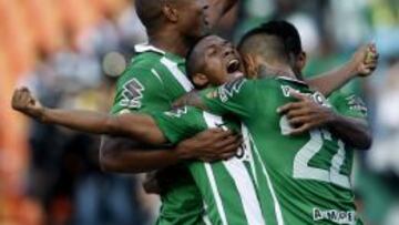 Andrés Felipe Ibargüen celebra su primer tanto en un clásico antioqueño.