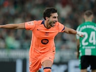 Barcelona's Ferran Torres celebrates after scoring his side second goal during the Spanish La Liga soccer match between Real Betis and Barcelona in Seville, Spain, Saturday, Dec. 6, 2025. (AP Phot/Manu Reino)