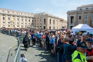 Cientos de personas esperan para despedirse del papa Francisco en la Basílica de San Pedro. 