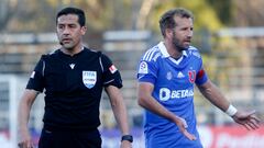 Así le ha ido a la U y la UC con Felipe González como árbitro