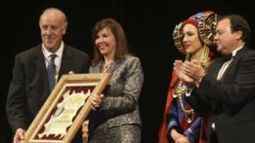 El seleccionador nacional Vicente del Bosque ha sido nombrado Caballero de Honor de la Real Orden de la Dama de Elche en presencia de la alcaldesa, Mercedes Alonso, la Dama Viviente Ester Martínez y el presidente de la Orden, Antonio Martínez Camacho, durante el acto celebrado esta noche en Elche.
