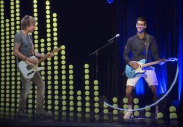 Djokovic tocó la guitarra en el ANZ Jam Slam junto al holograma del famoso músico neozelandés, Keith Urban.