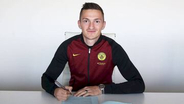 Bytyqi firmando su última renovación con el City.