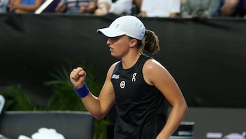 La tenista polaca Iga Swiatek en acción ante la estadounidense Coco Gauff, hoy, durante el WTA Finals, en el hotel Paradisius, en Cancún (México).