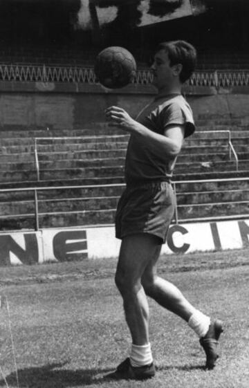 Jugó desde joven en las categorías inferiores del Athletic Club hasta 1962, año en el que pasa a formar parte del primer equipo. 