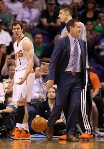 Jeff Hornacek, entrenador de Phoenix Suns, en un tiempo muerto en el partido ante Cleveland Cavaliers.