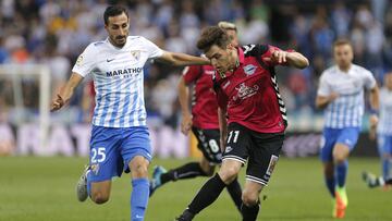 José Rodríguez trata de interceptar un avance de Ibai Gómez.
