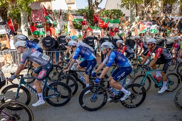 Cientos de personas protestan por la situación de Palestina en la localidad de Alalpardo, durante la última etapa de la Vuelta.