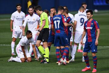 Casemiro se queja de una falta.