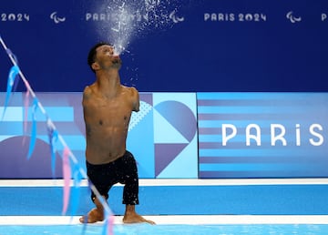 Gabriel Geraldo dos Santos Araujo celebra tras ganar la carrera de natación de 50 m espalda masculino en la final S2.