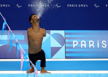 Gabriel Geraldo dos Santos Araujo celebra tras ganar la carrera de natación de 50 m espalda masculino en la final S2.