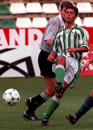 Comenz車 su carrera deportiva como profesional en el Betis B, donde estuvo tres temporadas (1994-1997) en las que en su 迆ltima campa?a alterno partidos con el primer equipo.