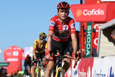 Sepp Kuss cruza la línea de meta y mantiene el maillot rojo de líder.