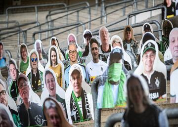 Imágenes de aficionados del Borussia Monchengladbach llenan las gradas del Borussia Park. Los seguidores del club alemán apoyan a su equipo comprando estos cartelones con sus caras y que permanecerán en el estadio hasta que vuelvan los partidos al estadio.