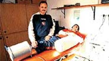 <b>SUS HOMBRES DE CONFIANZA</B>. Su fisioterapeuta, Raúl Alomar.