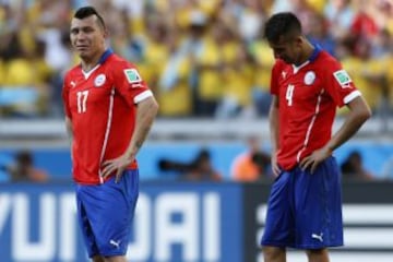 La impotencia de Medel e Isla tras quedar eliminados por penales.