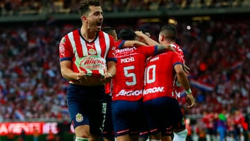 AME9270. GUADALAJARA (MÉXICO), 14/05/2023.- Jugadores del Guadalajara celebran hoy tras anotar contra Atlas, durante un partido por los cuartos de final del torneo Clausura 2023 de la Liga MX, en el Estadio Akron en Guadalajara, Jalisco (México). EFE/ Francisco Guasco
