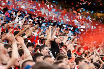 Fans of Athletic Club reacted to the Negreira revelations by throwing Barça-coloured money onto the pitch.