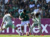 (L-R) Mexico's midfielder #08 Carlos Rodriguez, Bolivia's forward #11 Fernando Nava and Mexico's defender #02 Jorge Sanchez fight for the ball during the international friendly football match between Bolivia and Mexico at the Ramon Aguilera Costa Stadium in Santa Cruz de la Sierra, Bolivia on January 25, 2026. (Photo by Aizar RALDES / AFP)