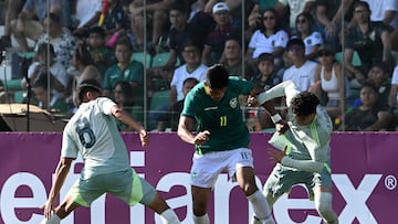 (L-R) Mexico's midfielder #08 Carlos Rodriguez, Bolivia's forward #11 Fernando Nava and Mexico's defender #02 Jorge Sanchez fight for the ball during the international friendly football match between Bolivia and Mexico at the Ramon Aguilera Costa Stadium in Santa Cruz de la Sierra, Bolivia on January 25, 2026. (Photo by Aizar RALDES / AFP)