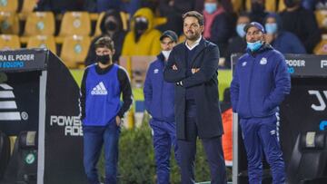 Nicolás Larcamón druante el partido contra los Tigres