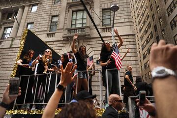 La selección femenil de Estados Unidos se coronó el domingo al vencer en la final del Mundial a Holanda. Hoy desfilaron en las calles de Broadway, New York.