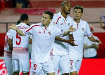 El delantero francés del Sevilla, Kevin Gameiro, celebra el primer gol del equipo andaluz, durante el encuentro correspondiente a la sexta jornada de primera división.