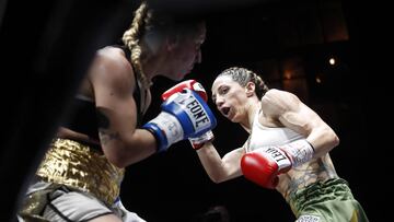 Jennifer Miranda y Vanessa Caballero durante su combate en Monday Battle at the Theatre.