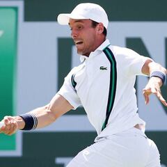 Bautista se retira por una lesión abdominal y avanza Carreño