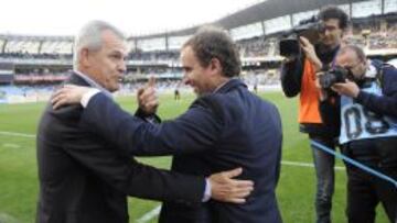El saludo entre Aguirre y Arrasate antes de comenzar el partido en Anoeta.