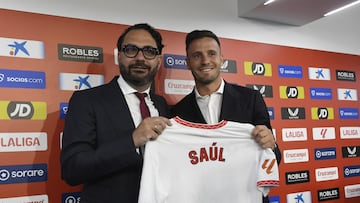 Saúl Ñíguez, con Víctor Orta.