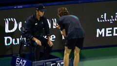 Andrey Rublev grita al juez de silla durante su partido contra Alexander Bublik en Dubái.