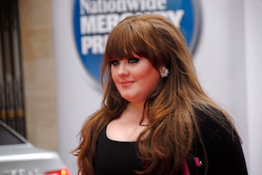 Adele estudiaba en la BRIT School en 2006, con 18 años,  cuando un amigo subió los temas que ella componía a la red social MySpace. Ahí la descubrió un cazatalentos. En 2008 publicó su primer álbum de estudio.  Es una de las artistas musicales con mayores ventas del mundo, con más de 120 millones de ventas entre discos y sencillos.
singer Adele arriving at Mercury Music Awards, London, 9th September 2008.   (Photo by Mark Larner/Avalon/Getty Images)