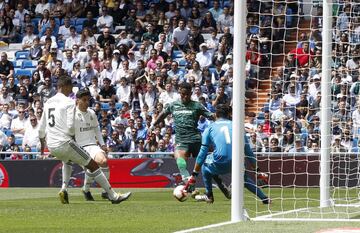 Real Madrid 0-2 Betis | Jes¨¦ anot¨® el segundo. Bal¨®n filtrado de Lo Celso para Junior, que dio el pase atr¨¢s perfecto desde la l¨ªnea de fondo y el canario remat¨® de primeras para batir a Keylor.