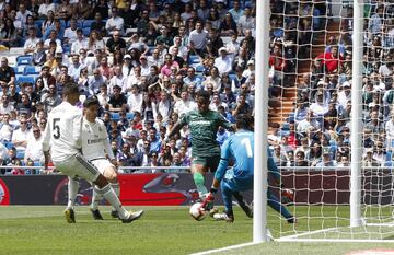 Real Madrid 0-2 Betis | Jesé anotó el segundo. Balón filtrado de Lo Celso para Junior, que dio el pase atrás perfecto desde la línea de fondo y el canario remató de primeras para batir a Keylor. 