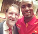 El 'selfie' de Serge Ibaka con el presidente Mariano Rajoy