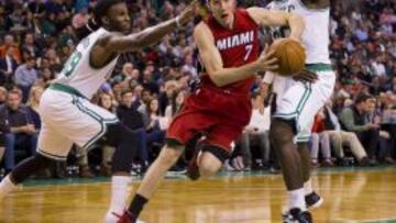 Goran Dragic pasa entre Jae Crowder y Brandon Bass.