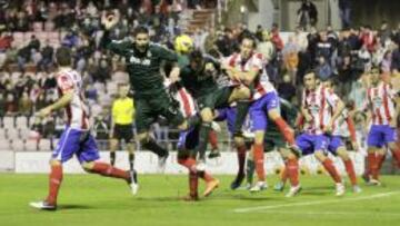 PELEA. Mateos, Iván y De Coz buscan un balón aéreo en una de tantas jugadas de estrategia.