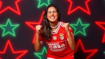 Kika posa con la camiseta del Benfica para su participación en la Champions 2023-24.