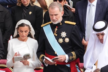 El rey Felipe VI y la reina Letizia de España asisten a la misa de investidura del papa León XIV el 18 de mayo de 2025 en la Ciudad del Vaticano.