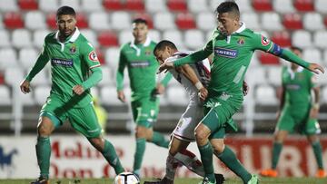 Fútbol, Curico vs Audax Italiano Sexta fecha, Campeonato Nacional 2018. El jugador de Audax Italiano Osvaldo Bosso, derecha, disputa el balon con Nicolas Gauna de Curico, durante el partido de primera division, disputado en el estadio La Granja en Curico, Chile. Curico, Chile. 17/03/2018 Jose Robles/Photosport