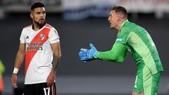 Argentina's River Plate goalkeeper Franco Armani (R) talks to his teammate Argentina's River Plate Chilean Paulo Diaz during their Copa Libertadores group stage first leg football against Brazil's Fortaleza at the Monumental Stadium in Buenos Aires on April 13, 2022. (Photo by Juan Mabromata / AFP)