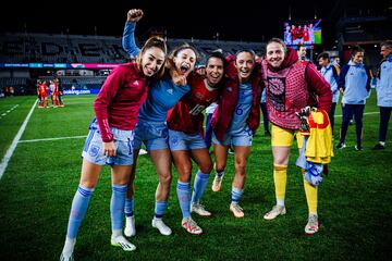 Las jugadoras de Espa?a celebran la victoria ante Suiza y el pase a los cuartos de final del Mundial.