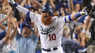 La postemporada de las Grandes Ligas entregó uno de sus mejores partidos la noche del domingo cuando Dodgers y Cachorros se midieron en el segundo juego de la Serie de Campeonato de la Liga Nacional. El partido marchaba empatado a 1 en la parte baja de la novena entrada, con dos outs en la pizarra, cuando Justin Turner golpeó un lanzamiento de John Lackey hacia las tribunas para remolcar tres carreras que darían la victoria de 1-4 a los Dodgers, quienes extendieron a 2-0 su ventaja en el enfrentamiento. La serie viajará a Chicago para continuar con el drama.
