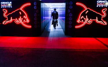 El piloto neerlandés, Max Verstappen, y piloto de Oracle Red Bull Racing camina por el paddock antes de los entrenamientos. 